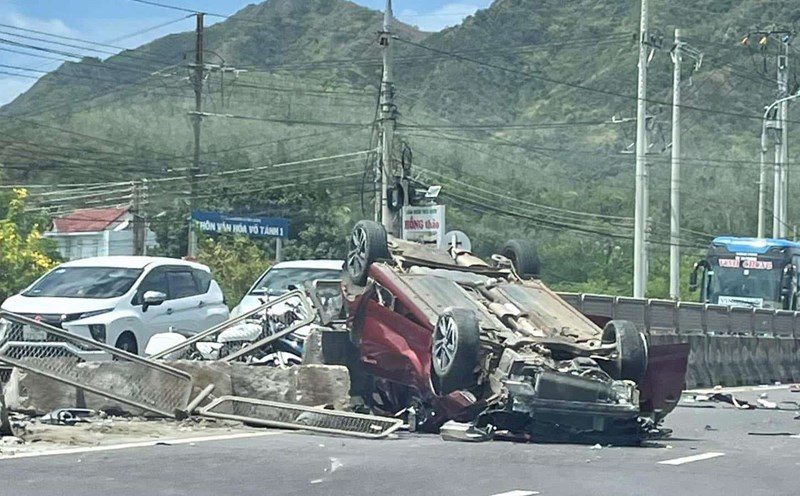 The car exploded with tires, crashed into a trailer and a median strip on National Highway 1 through Khanh Hoa province. Photo: Nguyen Hai Phu