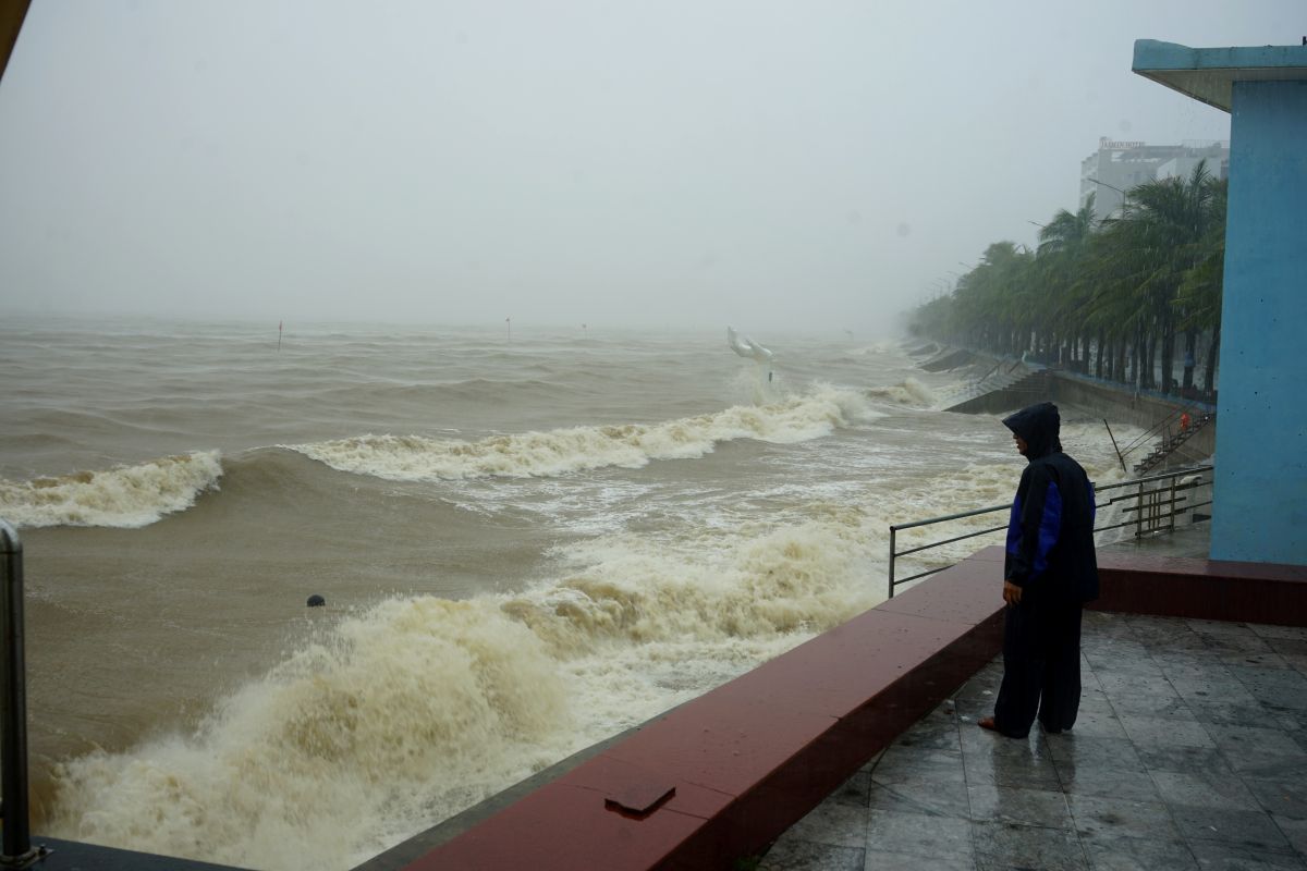 Sau khi con bao so 3 tien vao dat lien, da tao nen nhung dot song du doi o bo bien Hai Tien, Thanh Hoa. Anh: Quach Du