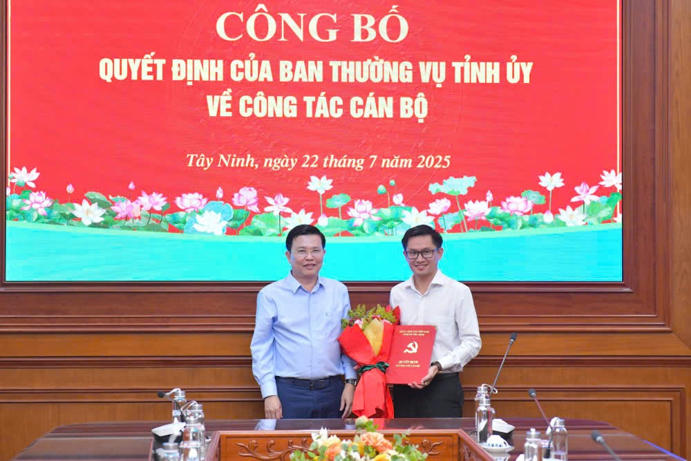地方党委員会の副長官、ベトナム・祖国正面委員会のテイ・ニン・ヴィンス・タン・ハイは、ブイ・ヴァン・ハン氏を任命する決定を授与した。写真：Duy Minh