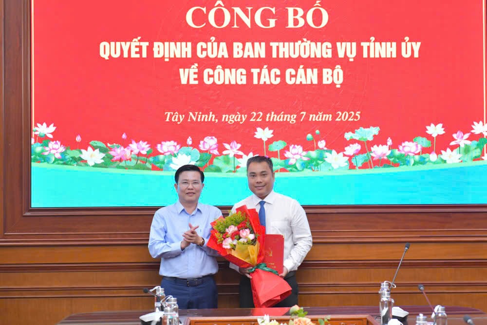 Pho Bi thu Tinh uy, Chu tich UBMTTQ Viet Nam tinh Tay Ninh Nguyen Thanh Hai trao quyet dinh bo nhiem cho ong Nguyen Hoai Than. Anh: Duy Minh
