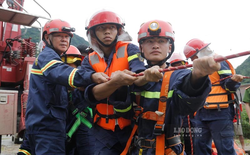 The Fire Prevention and Rescue Police force deployed a plan to salvage the car that fell into the river due to the broken cable suspension bridge. Photo: PV