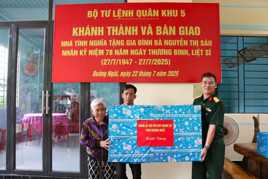 Dang uy Bo chi huy quan su tinh Quang Ngai tang qua cho gia dinh ba Nguyen Thi Sau. Anh: Huynh Huy