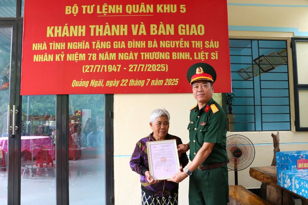 Quang Ngai省Nguyen Nghiem村のNguyen Thi Sauさんの家族に贈られた愛情深い家を完成させ、引き渡します。写真:Huynh Huy