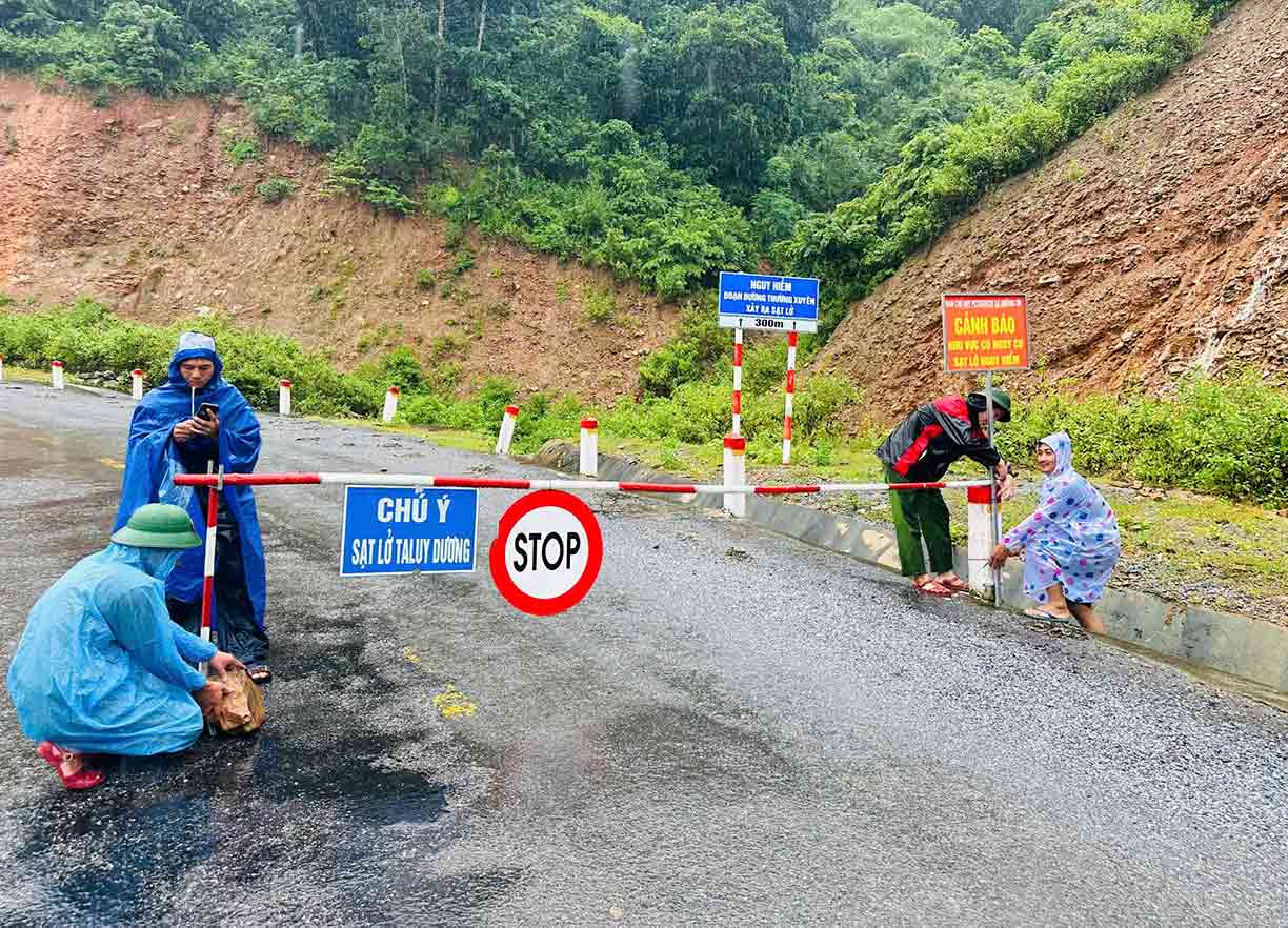 Cong an xa Muong Tip lap chot, cu luc luong canh gac doan qua diem sat lo ban Xop Tip. Anh: Hong Viet