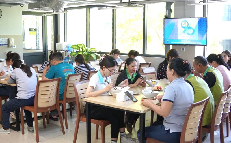 Union meal at a unit in Vung Tau ward. Photo: Thanh An