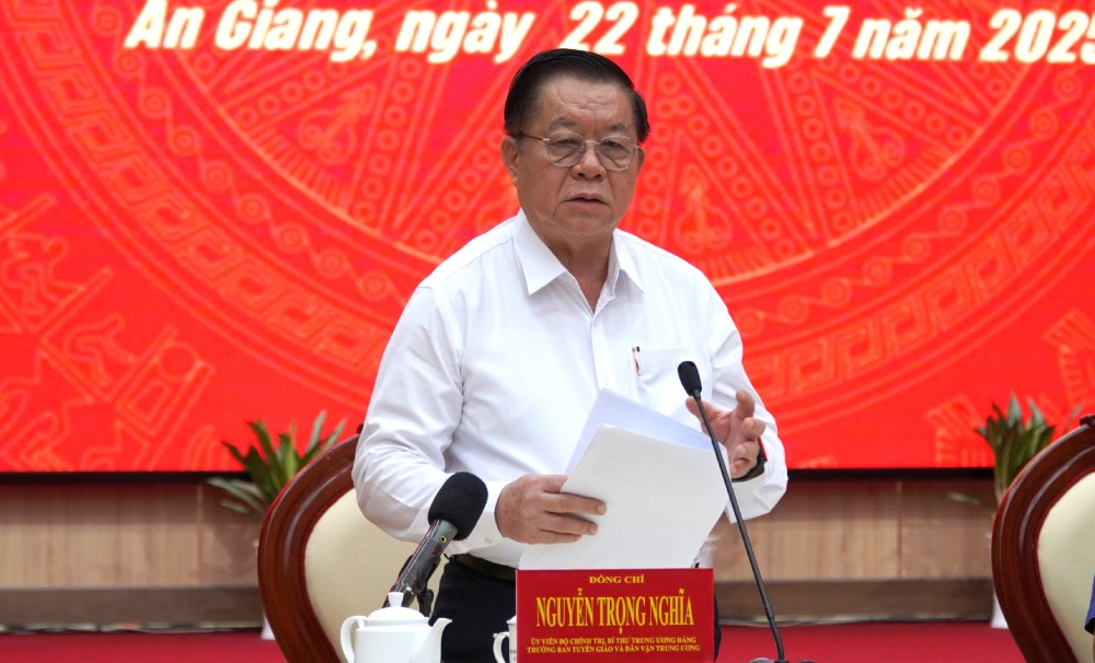 Nguyen Trong Nghia氏は、Giang州に、手順の管理改革、分散化、分散化、デジタル化の効果的な実施に焦点を当てるよう求めました。写真：ナム・プオン