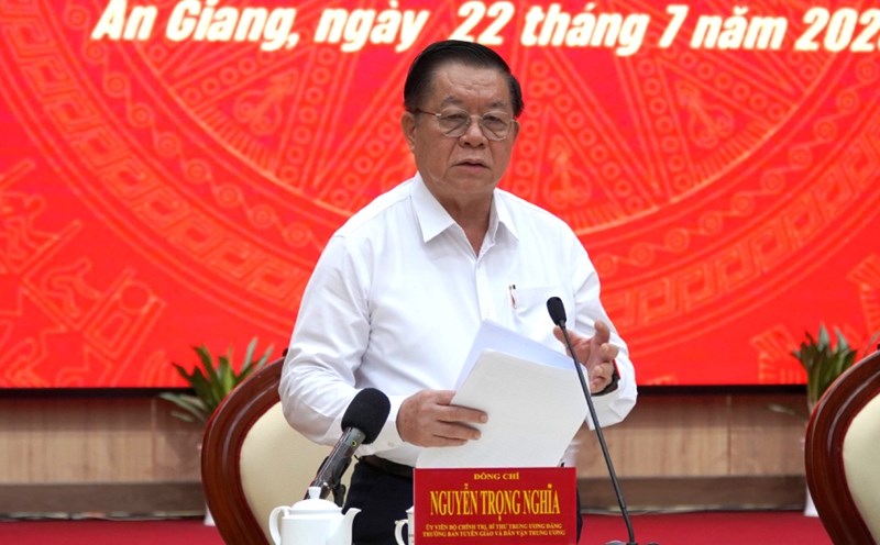 Comrade Nguyen Trong Nghia suggested that An Giang province focus on effectively implementing administrative reform, decentralization, delegation of authority, and digitalization of procedures. Photo: Nam Phuong