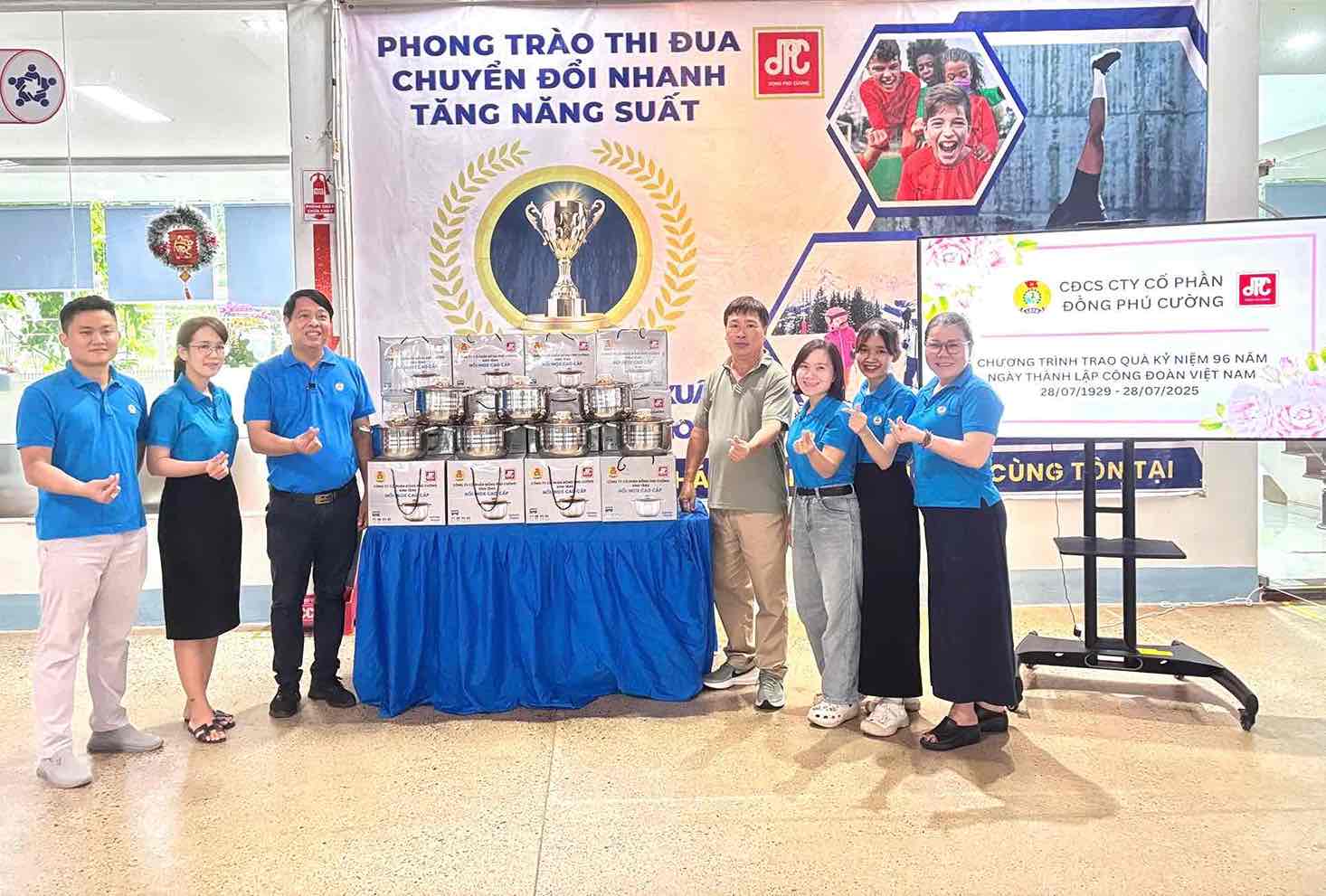 Dong Phu Cuong Stan Joint Stock Company Dong Nai 지방 Thong Nhat Sta 코뮌이 조합원과 노동자에게 선물을 증정합니다. 사진: Dong Phu Cuong Joint Stock Company