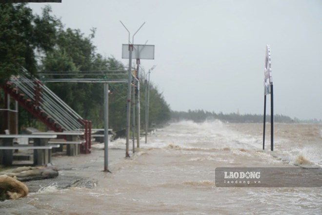 Cac xa ven bien tinh Hung Yen co gio to, nuoc bien tran qua duong bao de bien. Anh: Ha Vi