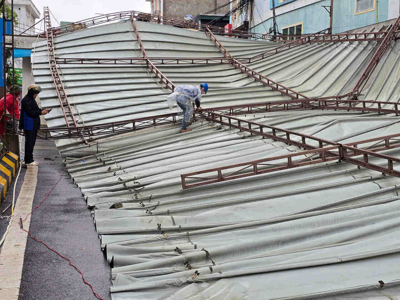 台風Wiphaは強風を引き起こし、フンイエン省で屋根を吹き飛ばしました。写真:Ha Linh