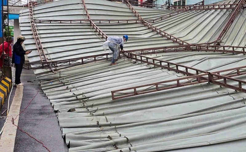 Typhoon Wipha caused strong gusts of wind, causing houses to lose their roofs in Hung Yen. Photo: Ha Linh