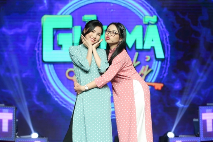 Phuong My Chiと姉。写真:2020年の「Giai ma tri ky」プログラム