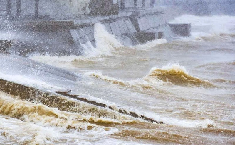 The impact of storm No. 3 and sea waves at Hai Tien coastal tourism area is fierce. Photo: Quach Du