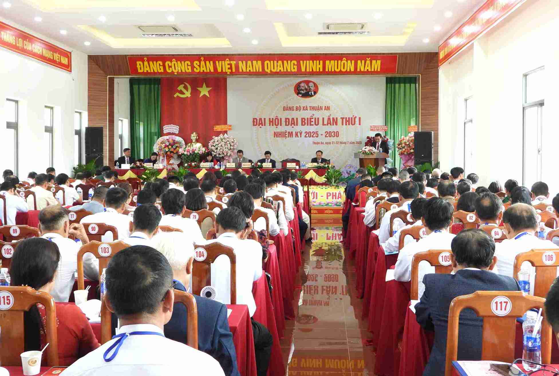 Quang canh dai hoi. Anh: Bao Trung