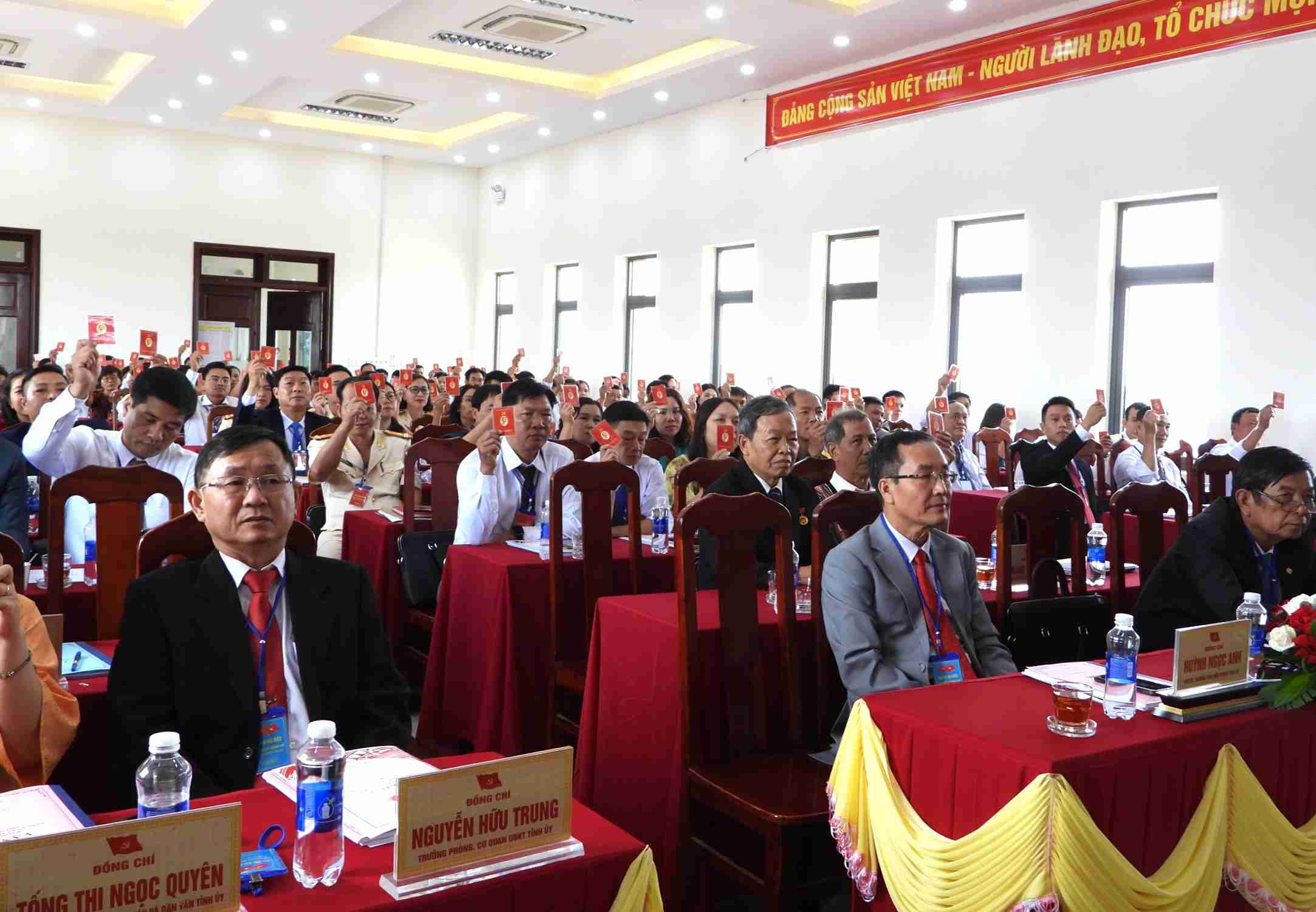 Cac dai bieu bieu quyet thong qua nghi quyet Dang bo xa nhiem ky moi. Anh: Bao Trung