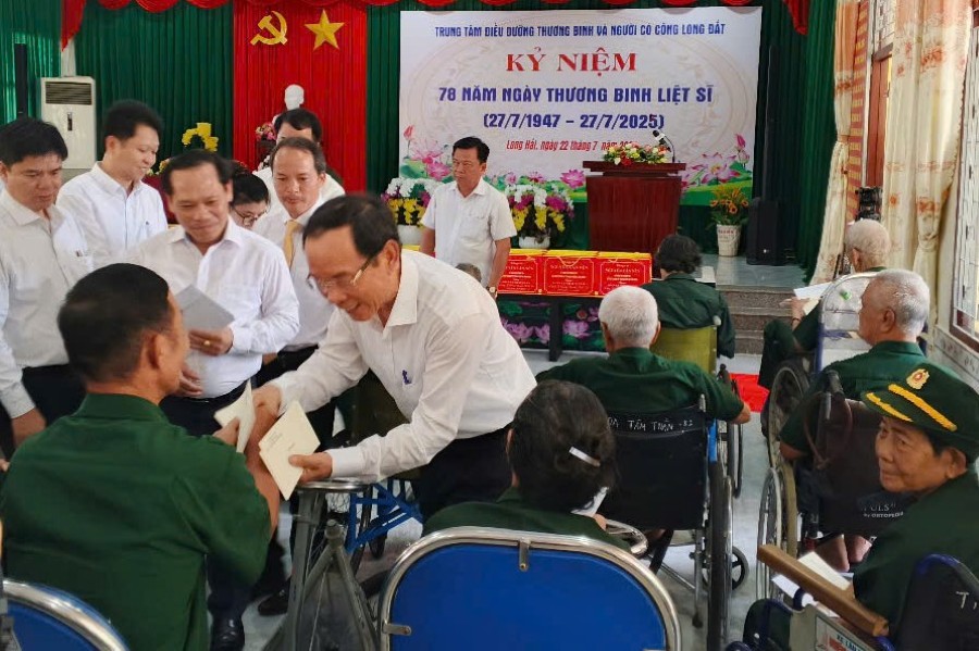 Ong Nguyen Van Nen tham dong vien, tang qua thuong binh benh binh tai Trung tam dieu duong thuong benh binh va nguoi co cong Long Dat. Anh: Thanh An