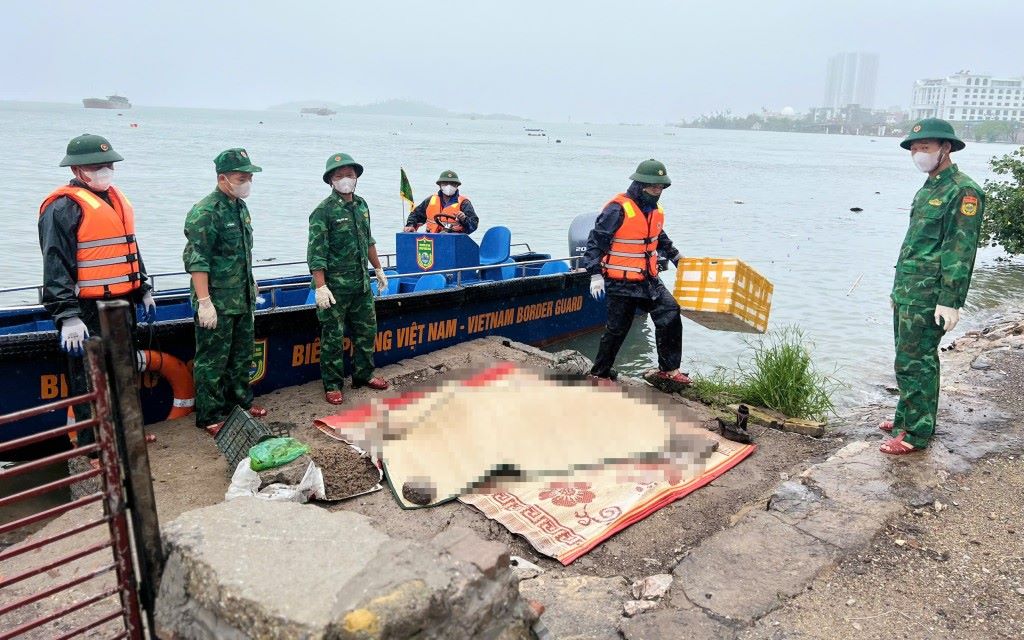 男性の遺体は、Bai Chay ビーチと Ha Long 湾の Dau Go 洞窟の間の地域で発見されました。写真:Hang Ngan