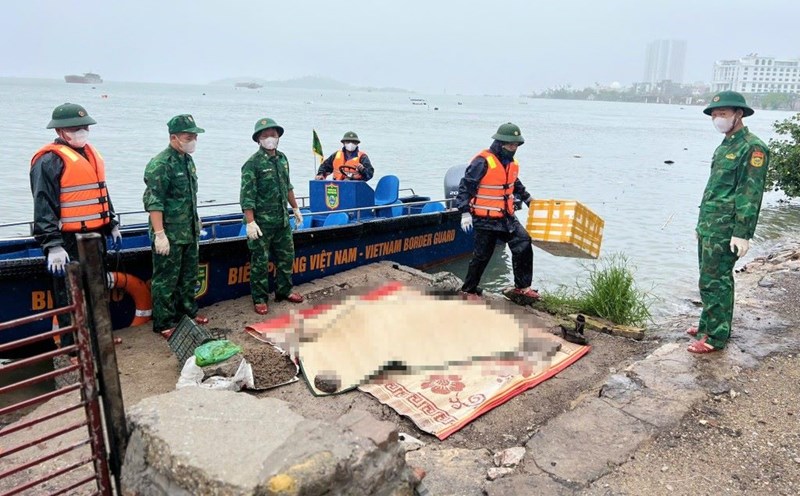 The male body was discovered in the area between Bai Chay beach and Dau Go cave, Ha Long Bay. Photo: Hang Ngan