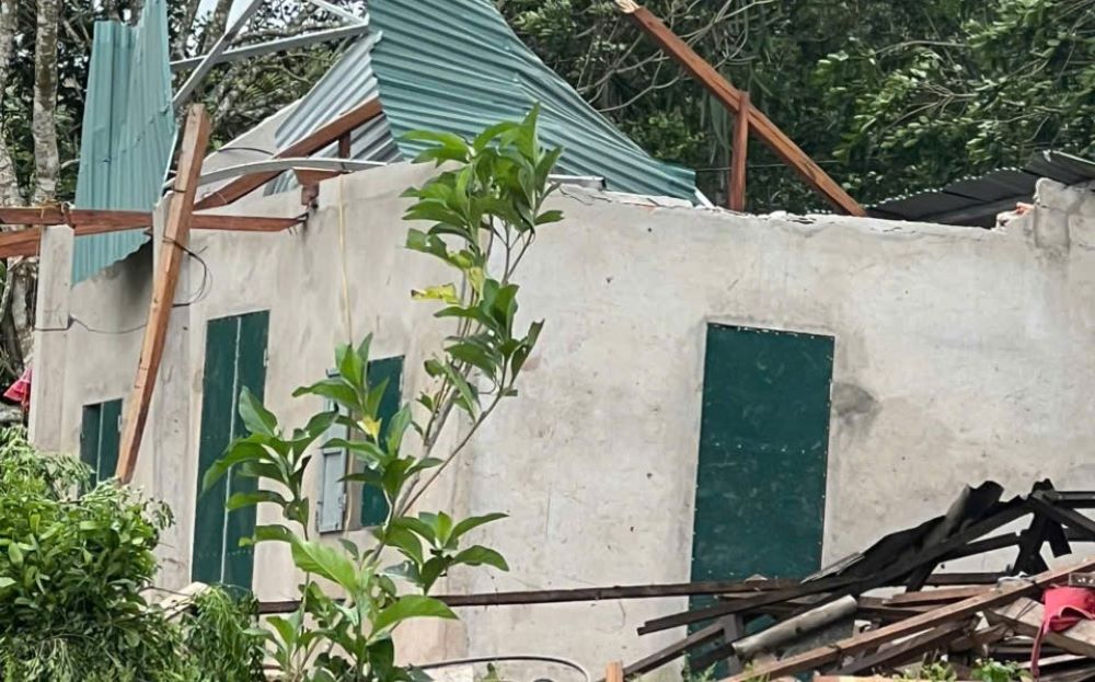 台風3号の影響で屋根の一部が吹き飛ばされた家。写真:H.Nguyen