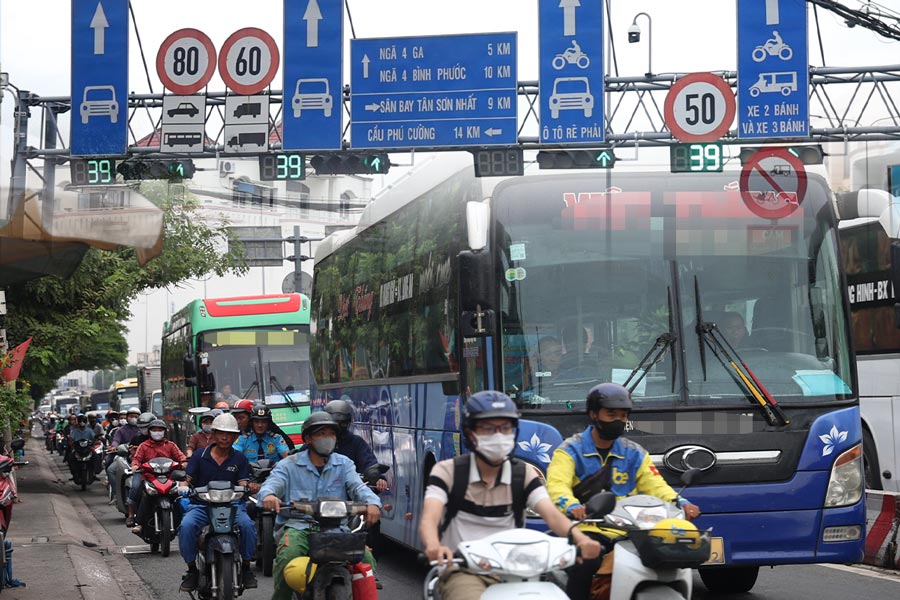 Ho Chi Minh City residents fear when large cars encroach on the lane on National Highway 1A