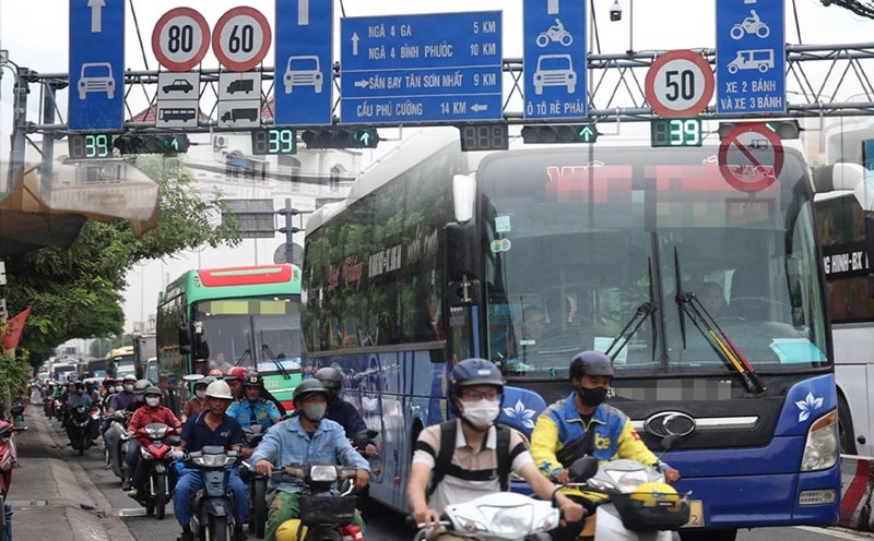 Ho Chi Minh City residents fear when large cars encroach on the lane on National Highway 1A