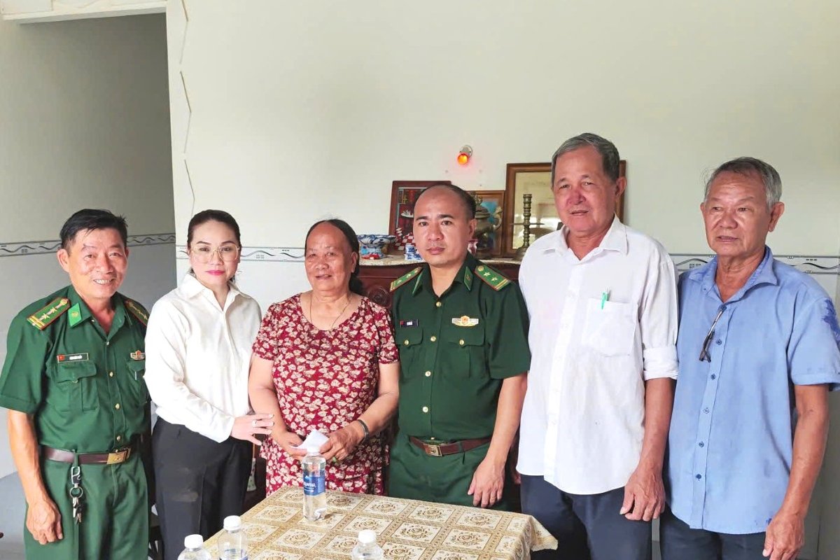 La mision visito regalos a la familia de la guerra invalidos y martires en la comuna de larga duracion (ciudad de Ho Chi Minh). Foto: Guardia fronteriza