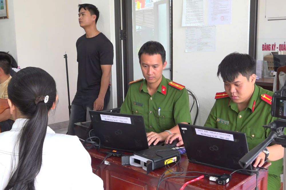 Trong ngay, gan 500 truong hop lam thu tuc cap can cuoc va dinh danh dien tu da duoc tiep nhan va xu ly thanh cong. Anh: Cong an TP Da Nang