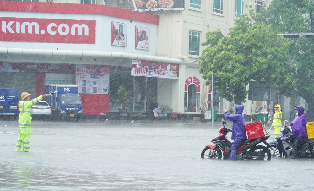 Luc luong CSGT Thanh Hoa dieu tiet giao thong trong mua bao tai khu vuc nga tu tuong dai Le Loi. Anh: Cong an Thanh Hoa
