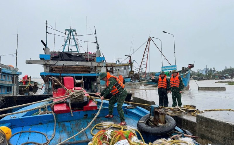 Border guards support people to tie up boats to cope with storm No. 3. Photo: Border Guard