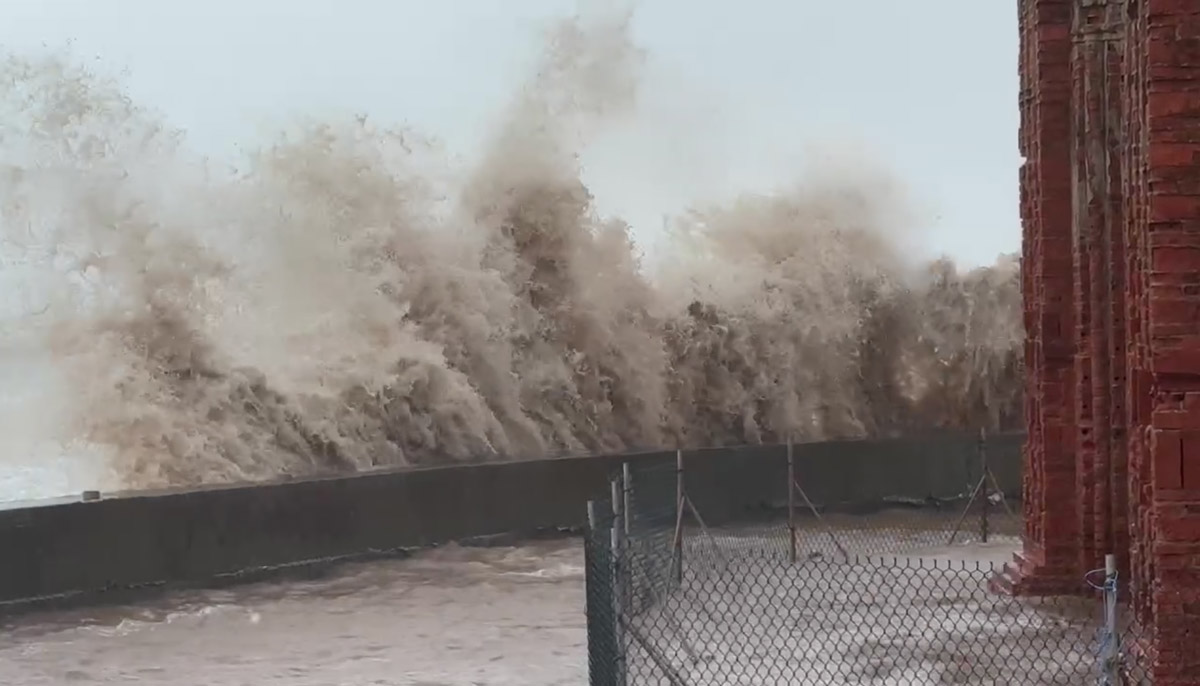 The church's coastal area is flooded with Hai Tien commune, Ninh Binh province, strong winds, waves several meters high. Photo: Luong Ha