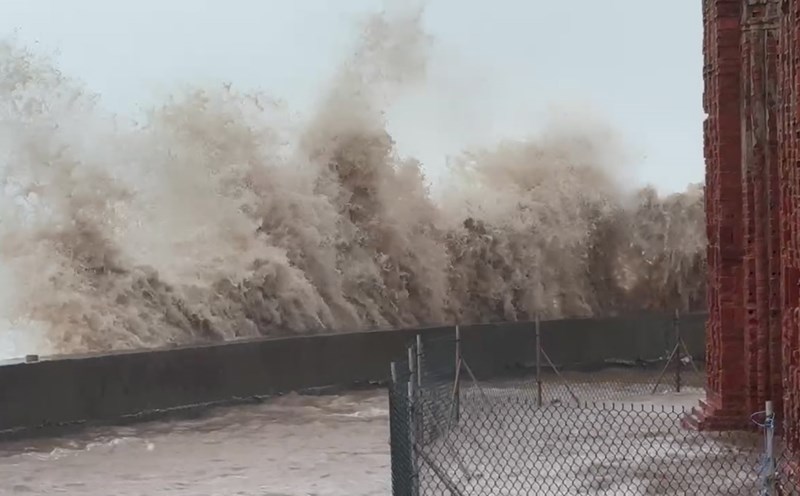 The church's coastal area is flooded with Hai Tien commune, Ninh Binh province, strong winds, waves several meters high. Photo: Luong Ha