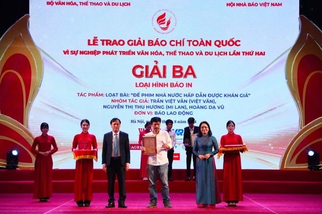 Nhom tac gia cua Bao Lao Dong nhan giai Ba. Anh: Ban to chuc