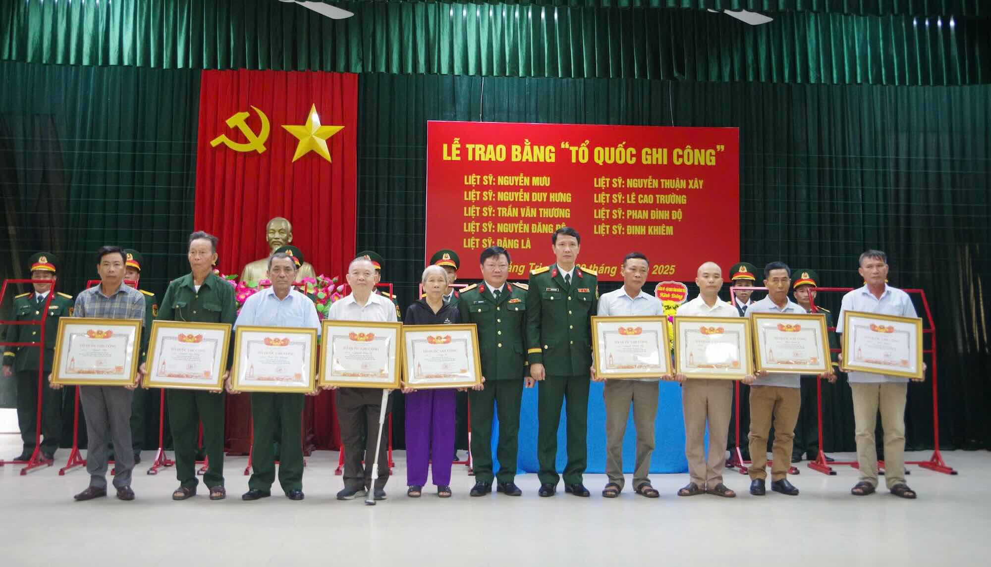 Le colonel Dinh Xuan Huong vice-president de la politique de la region militaire et le colonel Truong Nhu Y vice-chef du comite politique du ministere des Garde-frontieres de la province de Quang Tri remettent le certificat de merite du Premier ministre aux familles des martyrs. Photo : Xuan Dien