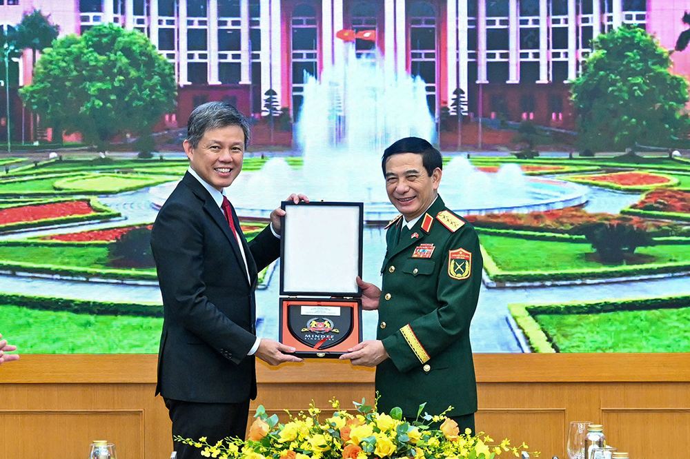 판반장 대장이 찬춘싱 싱가포르 국방부 장관에게 기념품을 전달하고 있습니다. 사진: 응우옌하이