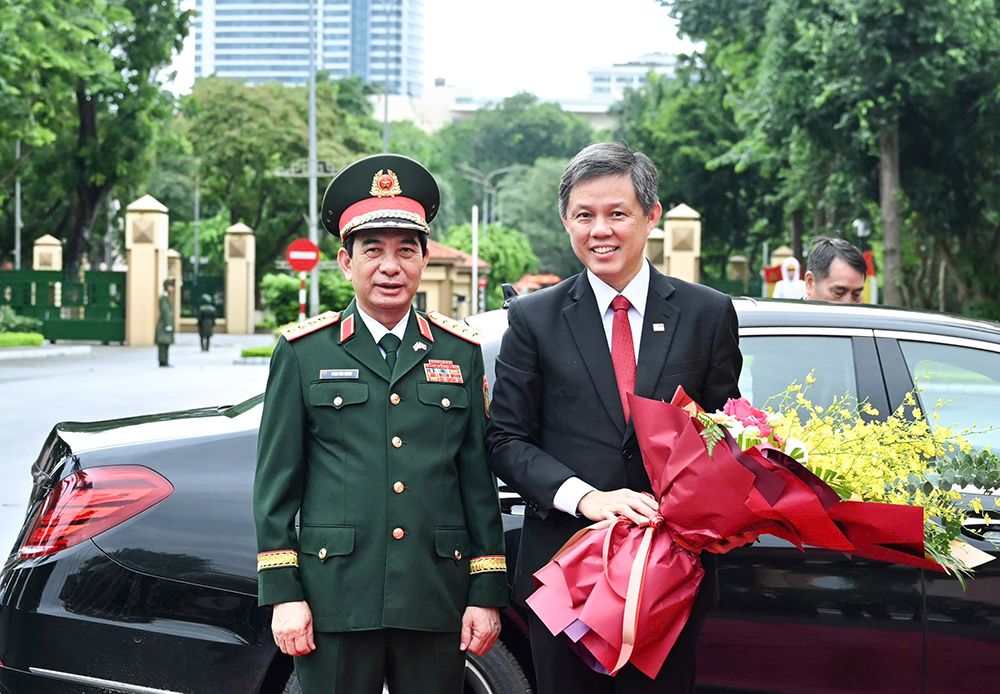 Dai tuong Phan Van Giang va Bo truong Quoc phong Singapore Chan Chun Sing. Anh: Nguyen Hai