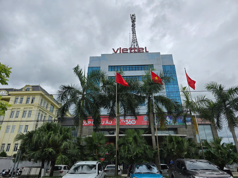 Viettel Cao Bang cung cap 10 diem sac dien thoai mien phi cho nguoi dan. Anh: Tan Van