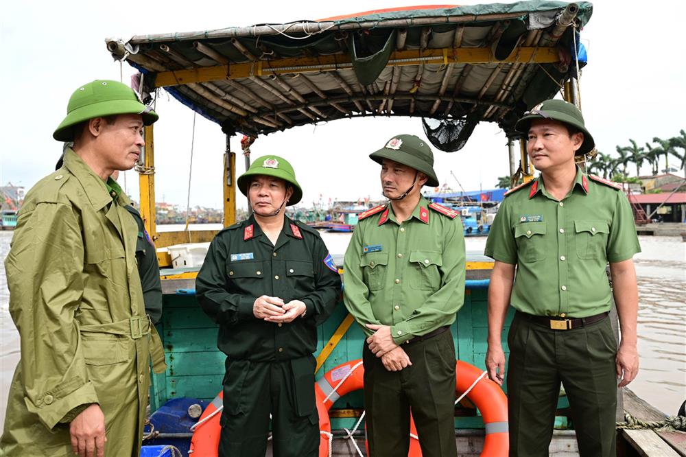 검사단은 도선구 응옥선 어항의 제3호 태풍 방지 작업을 평가합니다. 사진: 공안부