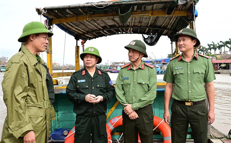 The inspection and assessment team for storm prevention work No. 3 at Ngoc Son Fishing Port, Do Son Ward. Photo: Ministry of Public Security