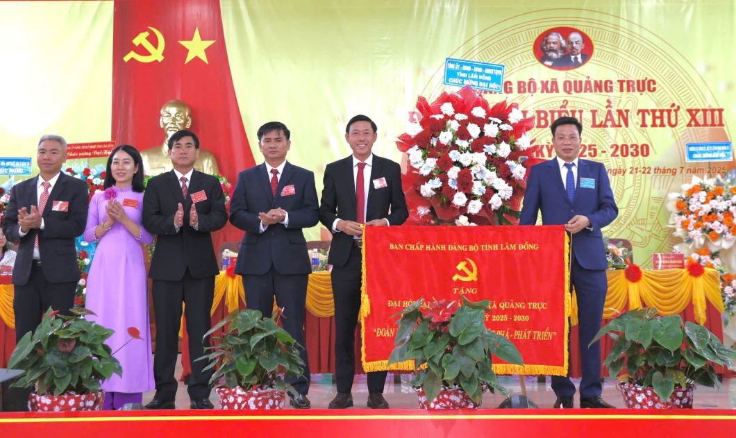 Thay mat Ban Thuong vu Tinh uy, Pho Bi thu Tinh uy Luu Van Trung tang Dai hoi buc truong mang dong chu “Doan ket - Dan chu - Ky cuong - Dot pha - Phat trien“. Anh: Sao Mai