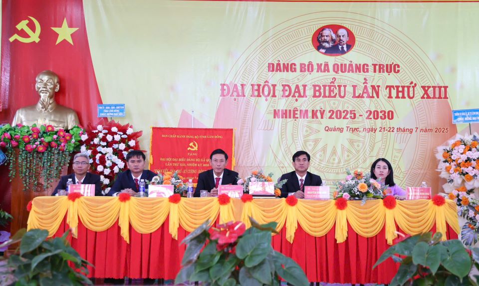 Doan chu tich dai hoi dai bieu lan thu XIII. Anh: Sao Mai
