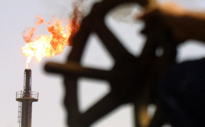 Iraq workers are installing pipelines on the Iraq - Turkey oil pipeline in Kirkuk, northern Iraq. Photo: AFP