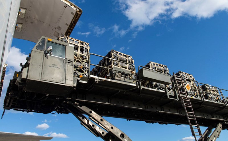 The shipments of US military equipment are being loaded onto aircraft to be delivered to Ukraine in 2022. Photo: AFP