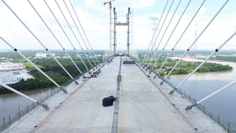 Thiet ke day vang 2 mat phang voi tru thap hinh chu H cao 135m khong chi mang tinh tham my hien dai ma con dam bao do chiu luc cho tinh khong thong thuyen 55m, cao nhat Viet Nam, thuan tien cho tau thuyen luu thong qua lai, bao gom ca tau bien lon.