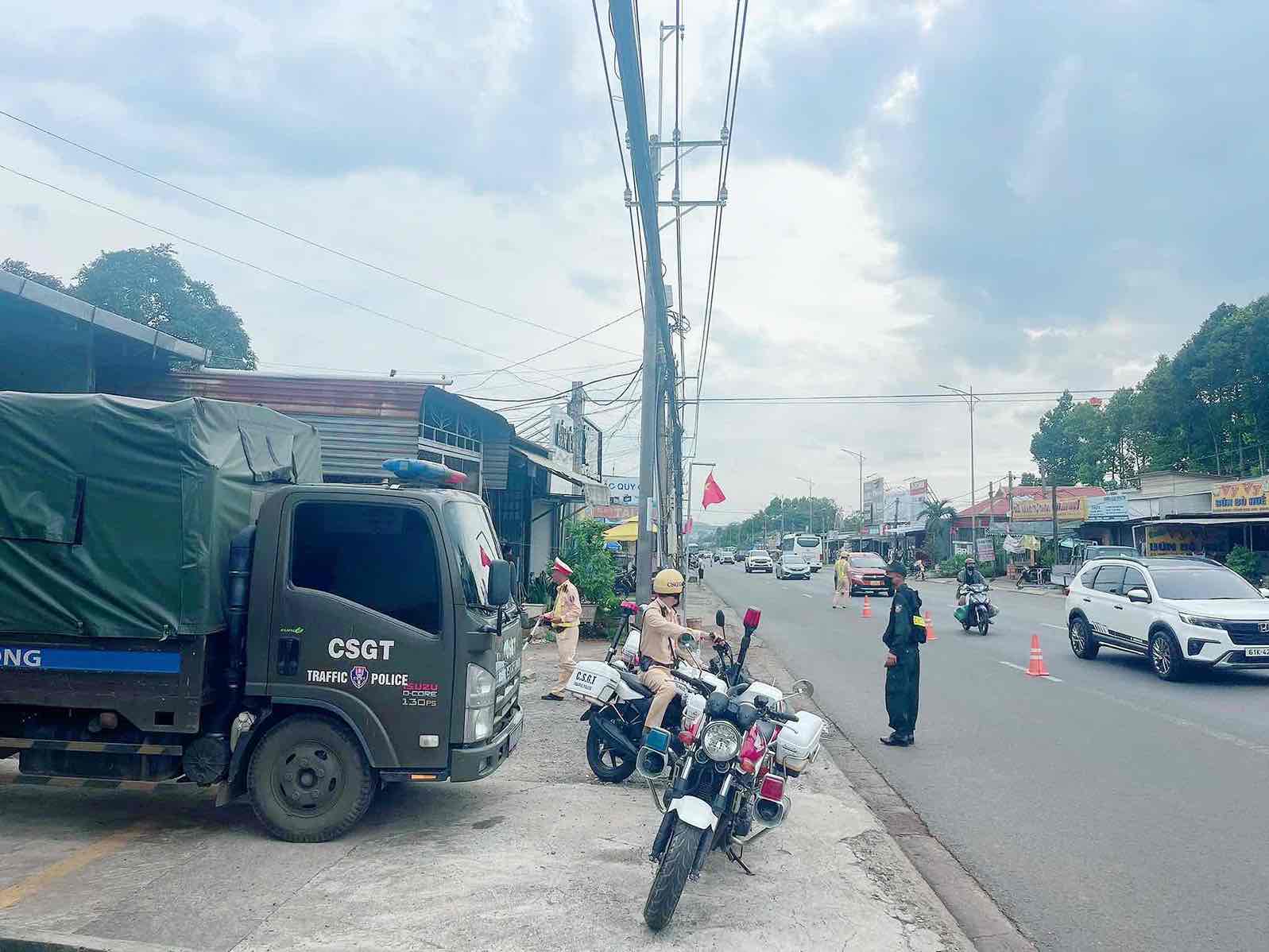 임무를 수행하는 동나이성 공안 교통 경찰. 사진: 동나이성 공안 교통 경찰서
