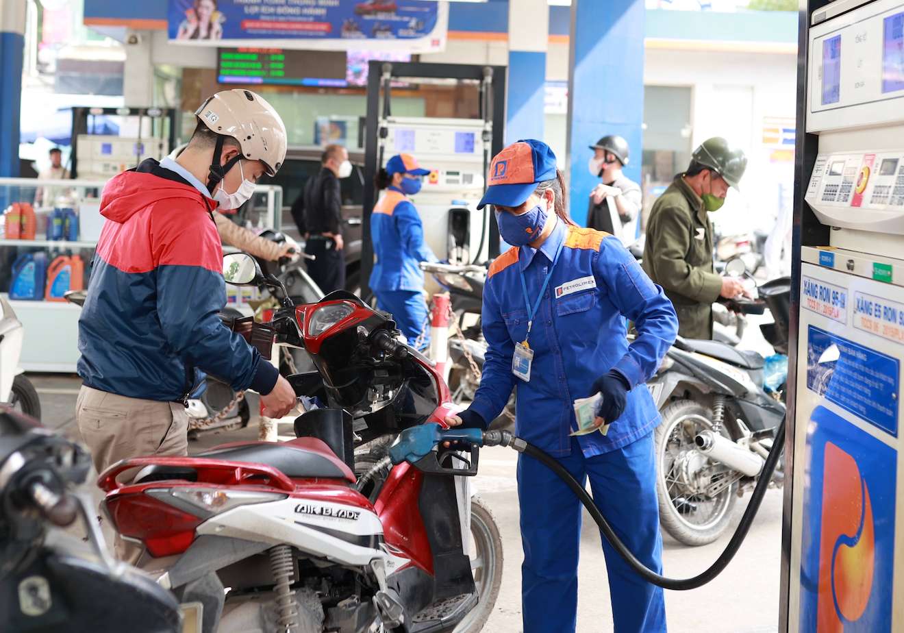 In the next operating session, gasoline prices are forecast to continue to decrease by 120-130 VND/liter. Photo: Hai Nguyen
