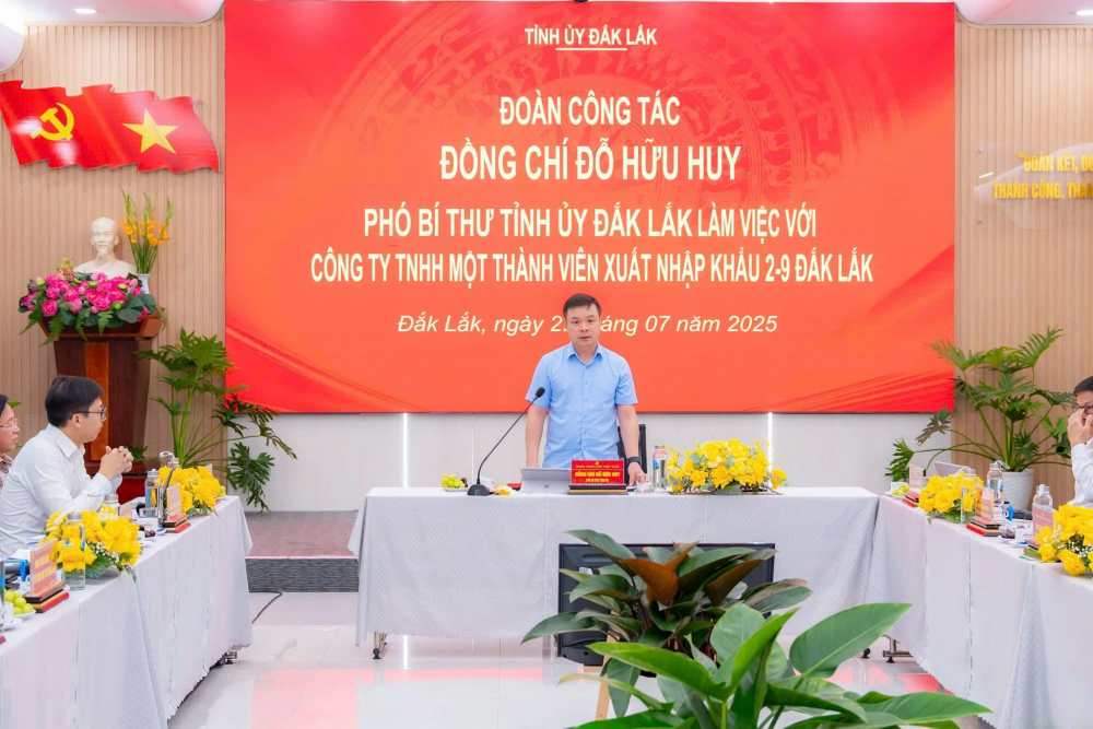 Pho Bi thu Tinh uy Dak Lak phat bieu tai buoi lam viec. Anh: Bao Trung