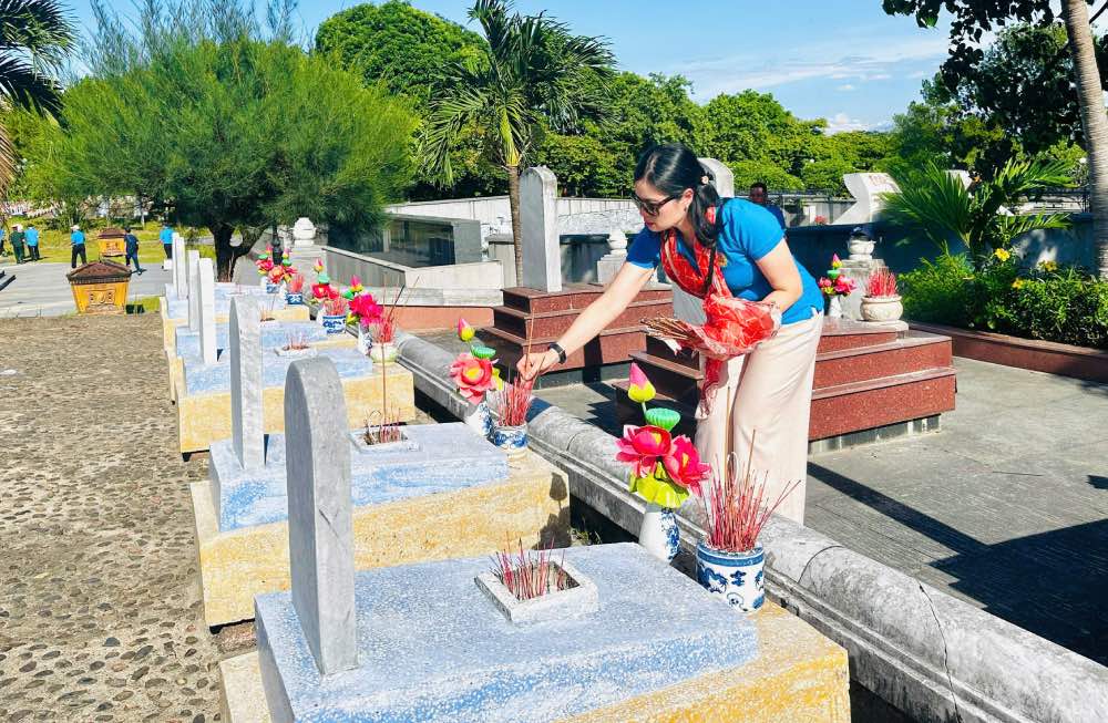 베트남 산업통상 노동조합 간부들이 영웅 열사에게 감사를 표하며 향을 피우고 있습니다. 사진: Thuy Linh