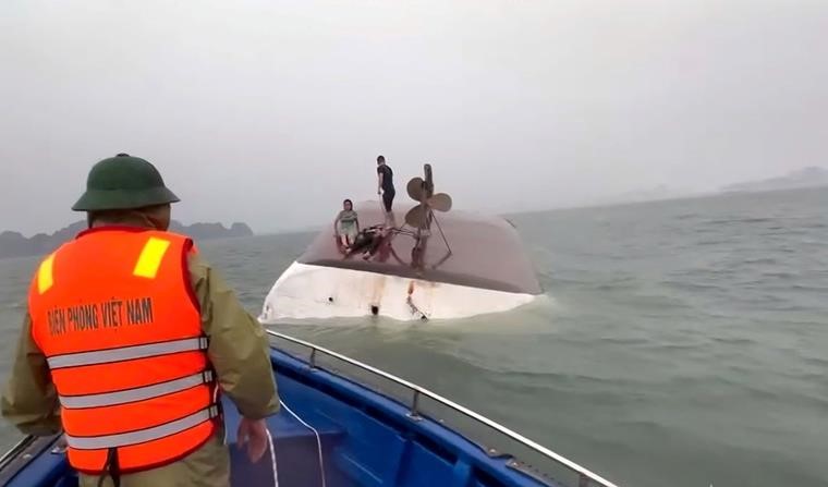 폭풍우에 대응하여 국경 수비대는 수십 명의 피해자를 구조하기 위해 협력합니다. 사진: 하롱베이 지역의 유람선 전복 사고 현장. 사진: 국경 수비대