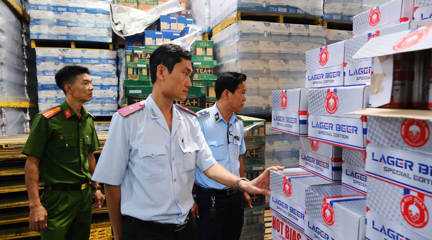 The interdisciplinary team of Can Tho City suddenly inspected a beer and beverage business establishment in the area in June 2025. Photo: My Ly