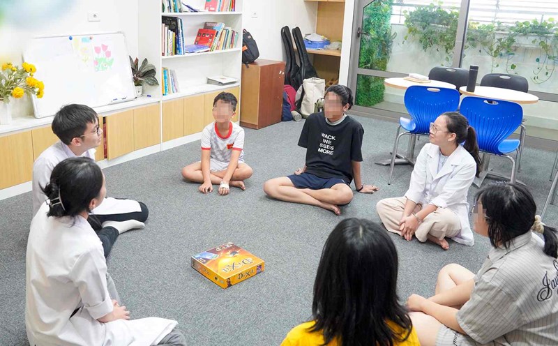Baby H.N.M - a lucky victim who survived the train capsize, is being cared for by doctors and nurses at the Department of Juvenile Health. Photo: BVCC